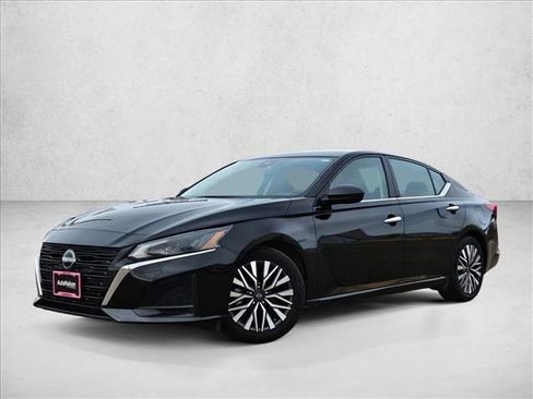 Used 2024 Nissan Altima 2.5 SV image 1