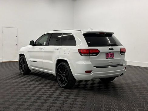 Used 2017 Jeep Grand Cherokee Altitude RWD image 3