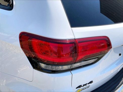 Used 2018 Jeep Grand Cherokee Altitude AWD/4WD image 32