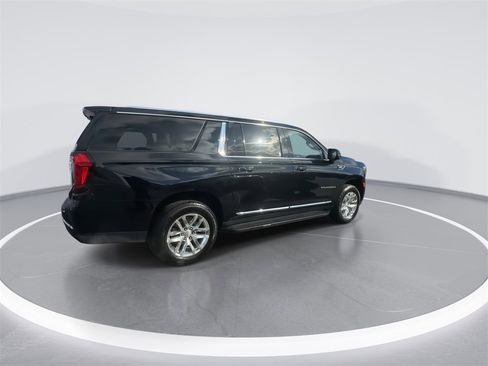 Used 2022 GMC Yukon XL SLT w/ SLT Premium Package image 3