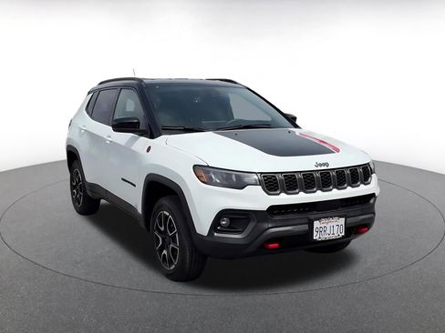 Used 2025 Jeep Compass Trailhawk image 3