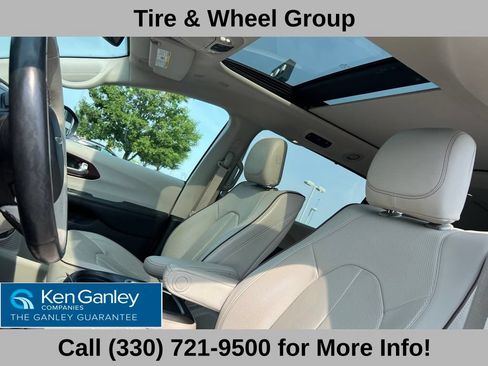 Used 2020 Chrysler Pacifica Limited w/ Tire & Wheel Group FWD image 11