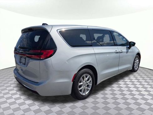 Used 2024 Chrysler Pacifica Touring-L FWD image 3