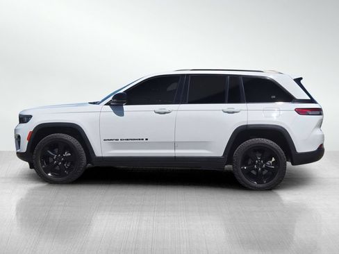 Used 2023 Jeep Grand Cherokee Altitude RWD image 7