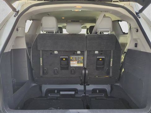 Certified 2021 Toyota Sienna Limited FWD image 5