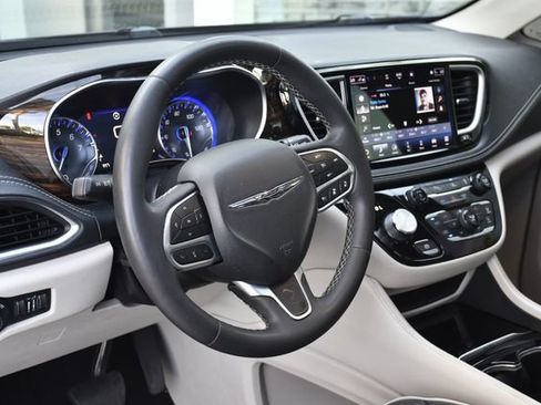 Used 2023 Chrysler Pacifica Limited FWD image 21