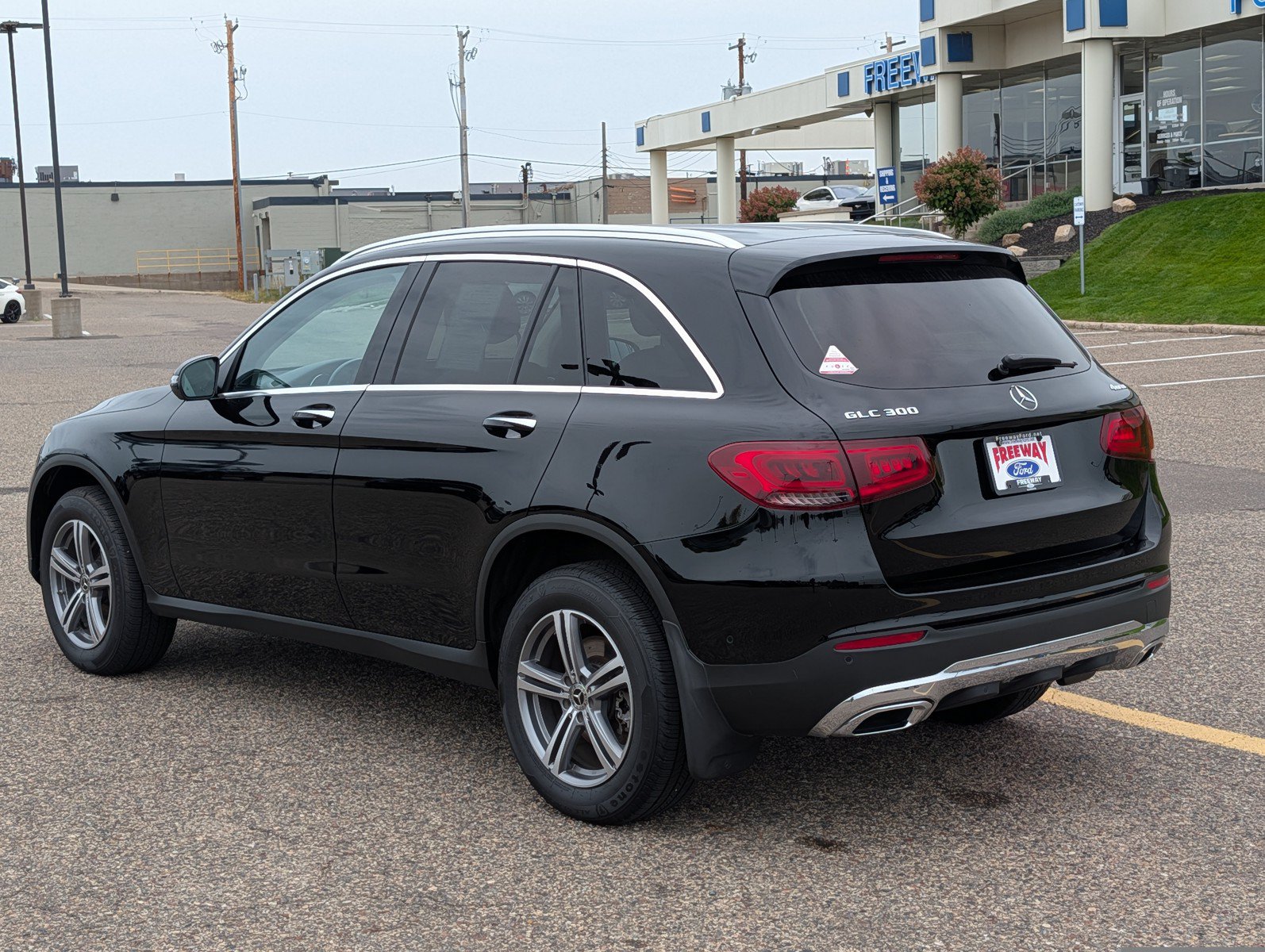Used 2022 Mercedes-Benz GLC 300 4MATIC image 3