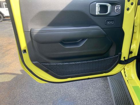 Used 2022 Jeep Wrangler Unlimited Sahara image 17