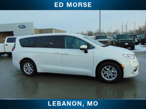 Used 2023 Chrysler Pacifica Touring-L image 5