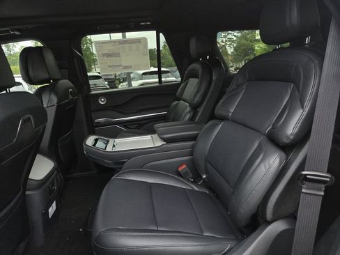 New 2026 Lincoln Navigator Reserve w/ Jet Appearance Package AWD/4WD image 17