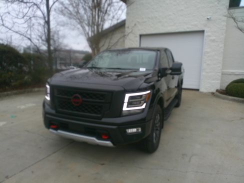 Used 2024 Nissan Titan PRO-4X w/ Pro-4x Convenience Package image 6