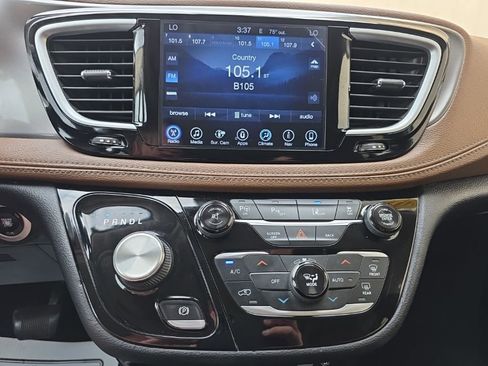 Used 2017 Chrysler Pacifica Limited FWD image 19