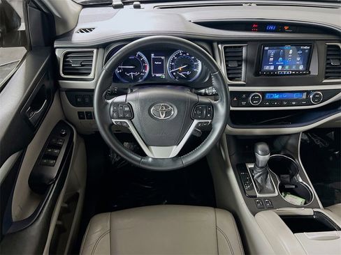 Used 2018 Toyota Highlander XLE w/ Carpet Mat Package (TMS) image 20