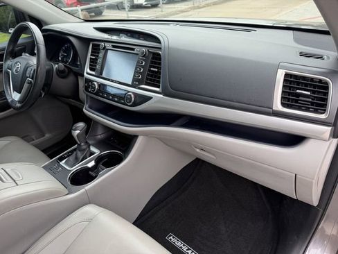 Used 2018 Toyota Highlander XLE FWD image 28