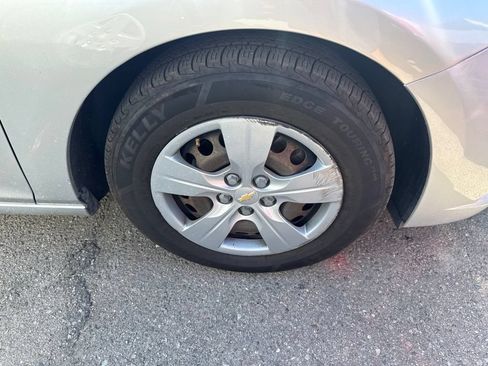 Used 2018 Chevrolet Cruze LS FWD image 3