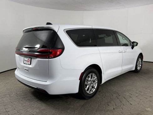 Used 2024 Chrysler Pacifica Touring-L FWD image 9