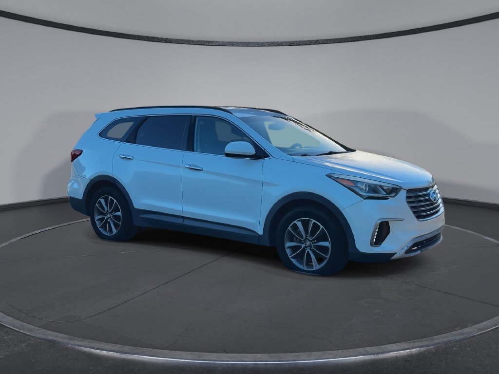 Used 2017 Hyundai Santa Fe SE FWD image 2