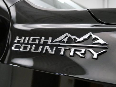 Used 2021 Chevrolet Suburban High Country w/ Premium Package image 11