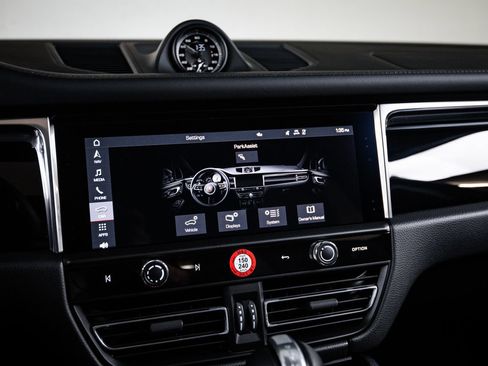 Certified 2026 Porsche Macan AWD/4WD image 18