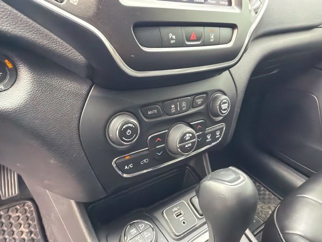 Used 2021 Jeep Cherokee Trailhawk AWD/4WD image 21