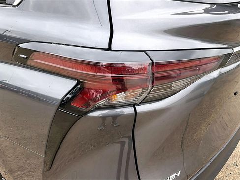 Used 2025 Toyota Sienna LE FWD image 29