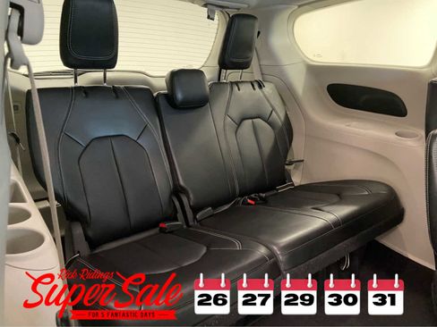 Used 2024 Chrysler Pacifica Touring-L image 15