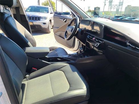 Used 2023 Kia Niro EX image 17