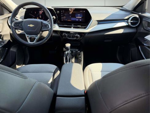 Used 2025 Chevrolet Trax LT w/ LT Convenience Package FWD image 2