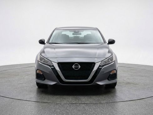 Used 2025 Nissan Altima 2.5 SV FWD image 2