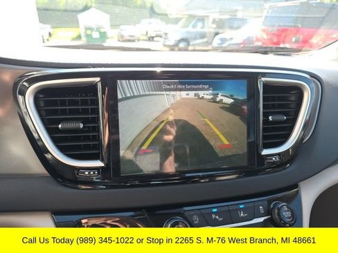 Used 2023 Chrysler Pacifica Touring-L FWD image 29