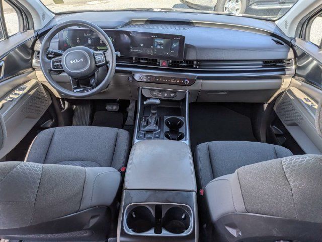 Used 2025 Kia Carnival LX FWD image 17