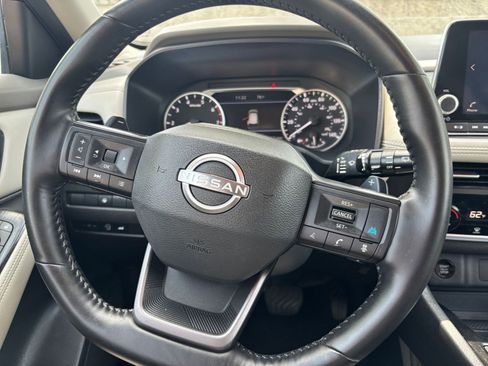 Used 2025 Nissan Rogue SV FWD image 30