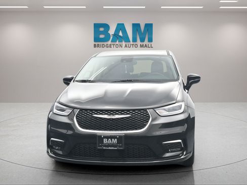 Used 2024 Chrysler Pacifica Touring-L FWD image 2