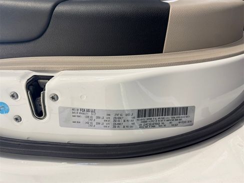 Used 2017 Chrysler Pacifica Touring-L image 31