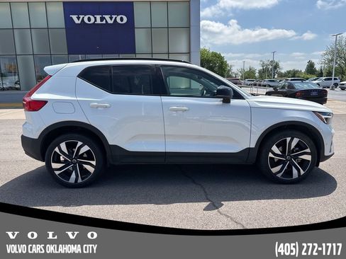 Used 2025 Volvo XC40 B5 Plus image 5