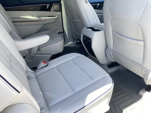 Used 2025 Buick Enclave Avenir FWD image 13