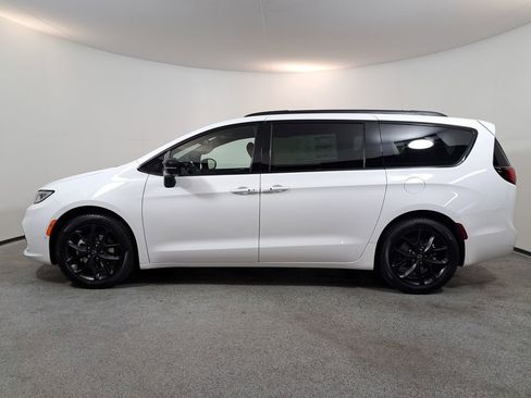 New 2026 Chrysler Pacifica Limited image 4