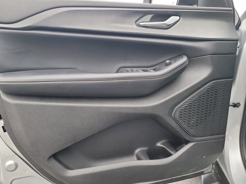 Used 2024 Jeep Grand Cherokee Laredo image 14