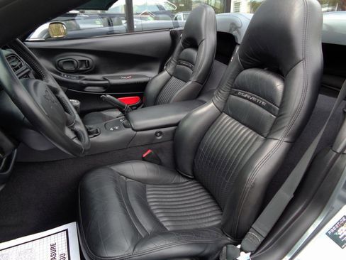 Used 2004 Chevrolet Corvette Convertible w/ Preferred Equipment Group RWD image 16