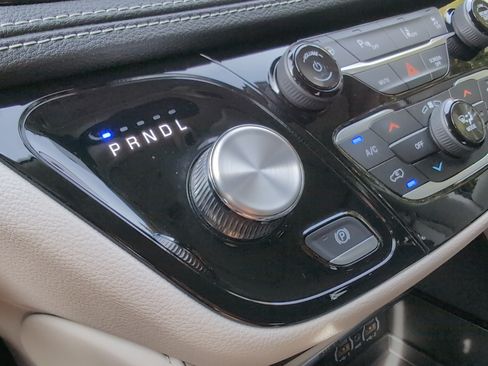 Used 2023 Chrysler Pacifica Limited FWD image 26