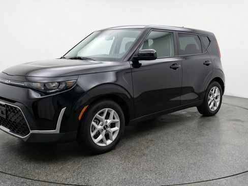 Used 2025 Kia Soul LX w/ LX Technology Package FWD image 3