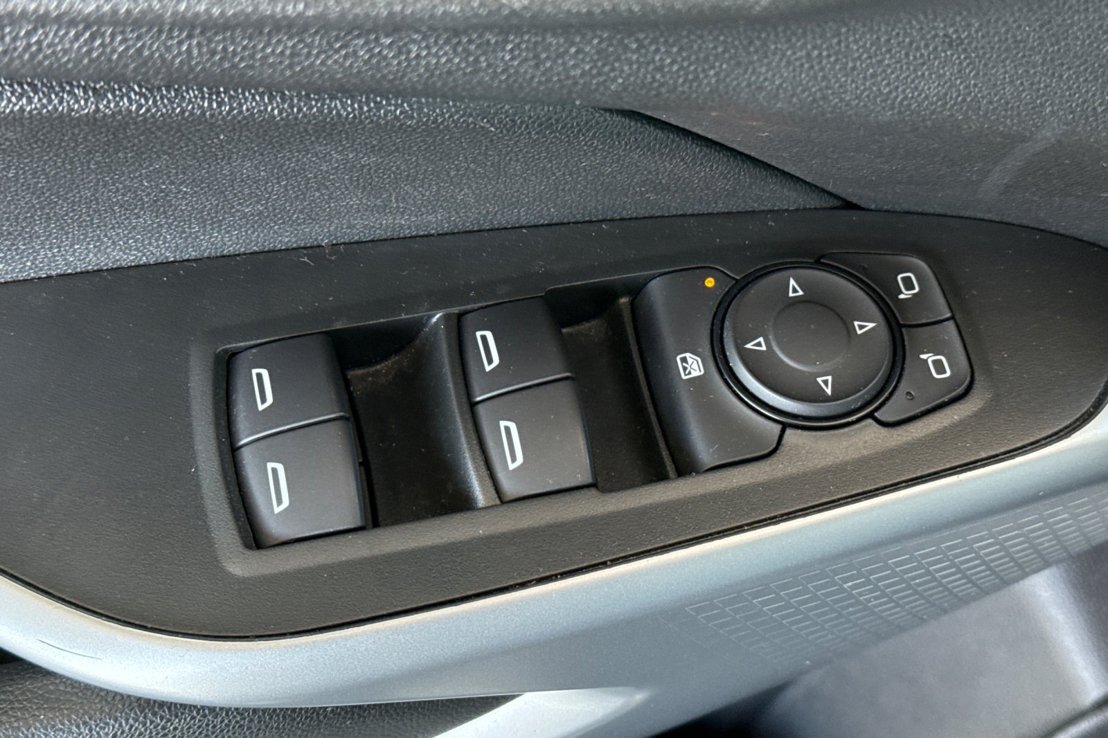Used 2025 Chevrolet Trax LS FWD image 17