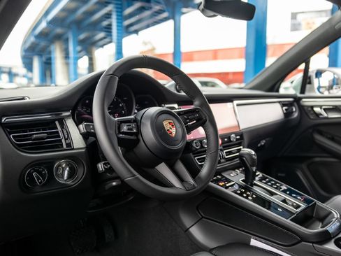 Certified 2026 Porsche Macan AWD/4WD image 4