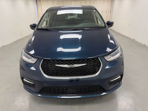 Used 2023 Chrysler Pacifica Touring-L FWD image 9