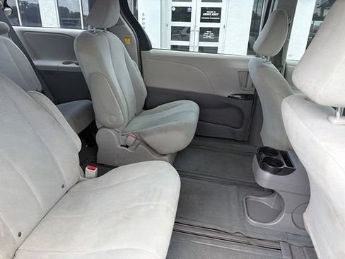 Used 2011 Toyota Sienna w/ Towing Pkg FWD image 7
