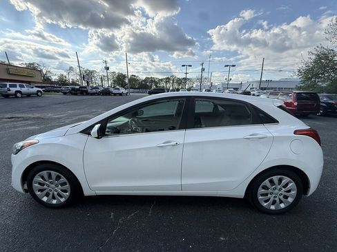 Used 2017 Hyundai Elantra GT image 4