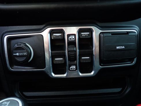 Used 2019 Jeep Wrangler Unlimited Sahara w/ Uconnect 4C Nav & Sound Group AWD/4WD image 17