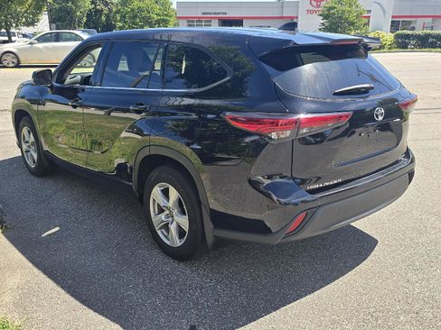 Used 2022 Toyota Highlander LE image 5