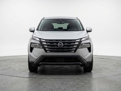 Used 2025 Nissan Rogue SV image 2