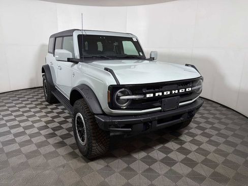 Used 2022 Ford Bronco Outer Banks w/ Sasquatch Package AWD/4WD image 2